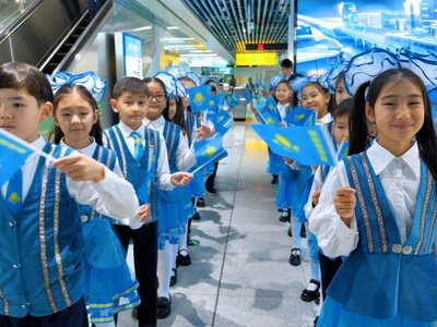 Столичные школьники организовали необычный флешмоб в Tarlan Astana ко Дню Республики