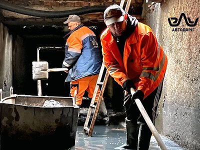 В Николаеве вручную очищают трехкилометровый ливневый коллектор в районе «Дормашины» (фото)