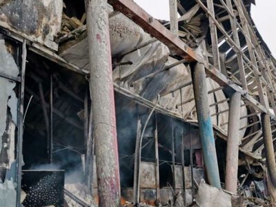 В Киеве вследствие обстрела полностью сгорел магазин JYSK на Почайной: что будет с заказами