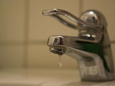 На некоторых улицах и жилом массиве в Днепре отключили воду 22 октября: адреса и причины
