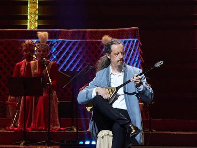 Американец исполнил кюй «Адай» на сцене «Қазақконцерта»