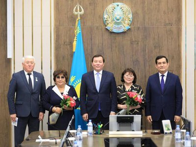 В Актобе в преддверии Дня Республики наградили ветеранов государственной службы