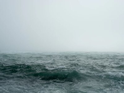 В Испании большая волна накрыла журналиста во время прямого эфира