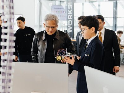  Глава NVIDIA впервые приехал в Астану и оставил автограф на видеокарте 1998 года 