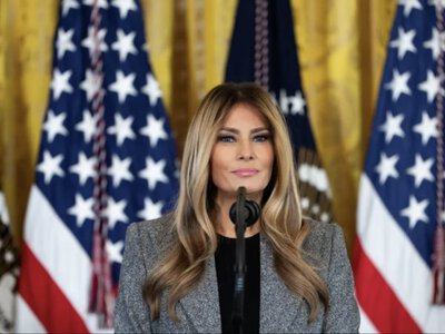 Трамп хотел поцеловать Меланию, но что-то пошло не так: реакция первой леди попала на видео (Видео)