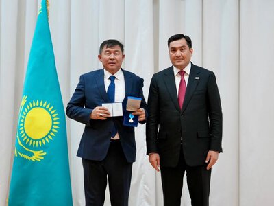 Ерлан Аккенженов вручил награды работникам энергетической отрасли в преддверии Дня Республики