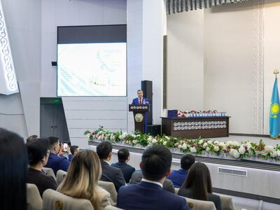 В честь Дня Республики Ерсайын Нагаспаев вручил награды работникам промышленности