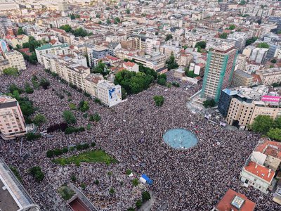 У Белграді близько 150 тисяч людей підтримали студентський рух перед виборами: чому Сербія опинилася на порозі змін