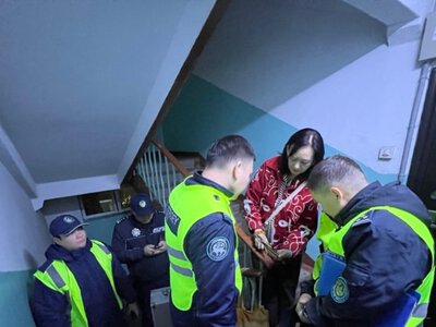 Журналиста Азаттык Азия доставили в полицию Алматы. В это время неизвестные проникли в его квартиру