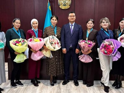  В Астане 22 многодетные матери получили государственные награды ко Дню Республики 