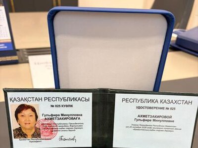 Аким ВКО поздравил Гульфиру Ахметзакирову с присвоением звания «Заслуженный врач Казахстана»