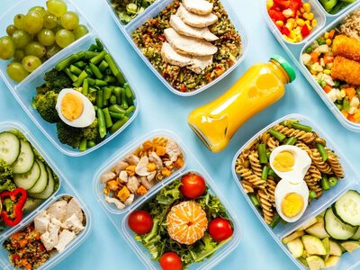 Какие продукты стоит добавить в рацион после 60 лет: топ-12 от диетологов для здоровья и долголетия