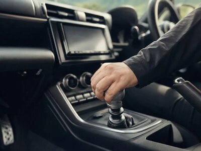 Subaru повертає механічну коробку передач для WRX у Японії