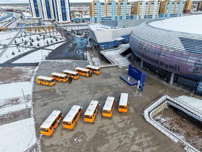 Школам области Абай передали 10 новых автобусов