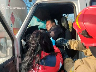 На Днепропетровщине водителя зажало в микроавтобусе после столкновения с грузовиком