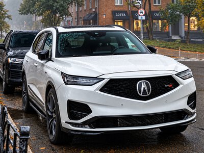 У Києві помітили потужний Acura: чим особлива спортивна версія кросовера