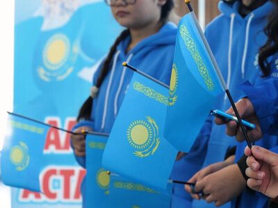 Туристам в аэропорту Астаны подарили праздничное настроение ко Дню Республики