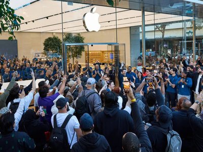 iPhone Duo вернул очереди в Apple Store: покупатели занимали места с ночи
