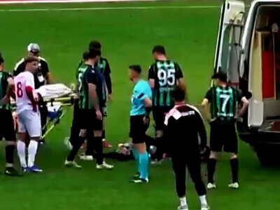 35 yaşlı futbolçu meydanın ortasında infarkt keçirdi
