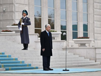  Президент принял участие в церемонии поднятия Государственного флага 