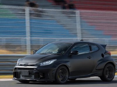 Toyota готує середньомоторне спортивне купе: прототип вивели на гоночну трасу