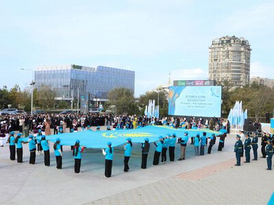 В Актау состоялась церемония поднятия Государственного флага в честь Дня Республики