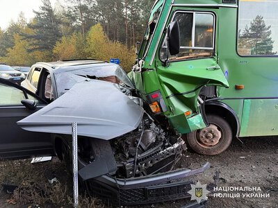 На трассе Львов - Краковец столкнулись рейсовый автобус и Volkswagen, пять человек пострадали