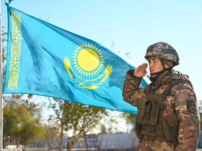 В День Республики в Вооруженных силах прошла церемония поднятия Государственного флага