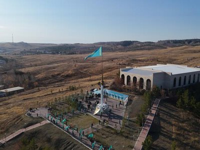 В Кокшетау в честь Дня Республики подняли Государственный флаг