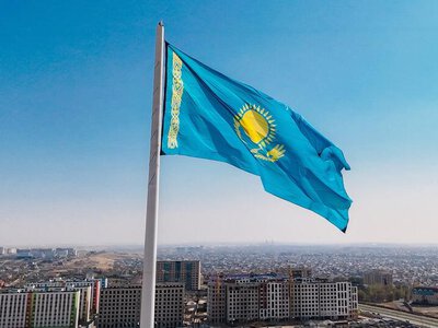 ДЕНЬ РЕСПУБЛИКИ: НА 100-МЕТРОВОМ ФЛАГШТОКЕ ШЫМКЕНТА ПОДНЯЛИ ГОСУДАРСТВЕННЫЙ ФЛАГ
