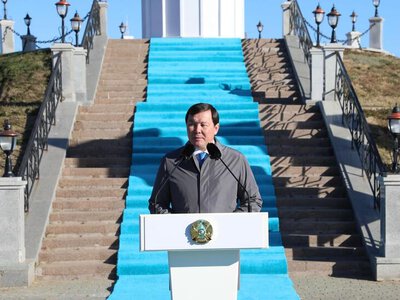 В Актобе подняли Государственный флаг в честь Дня Республики