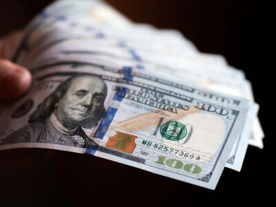 Доллар побил исторический рекорд в Украине: что происходит с курсом валют