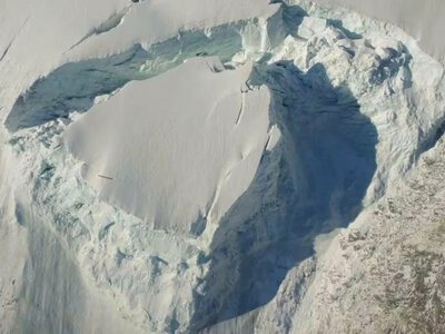  Ледяная глыба весом 250 тысяч тонн угрожает альпийской деревне в Швейцарии 