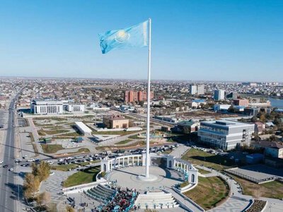  В Атырау подняли Государственный флаг в честь Дня Республики 
