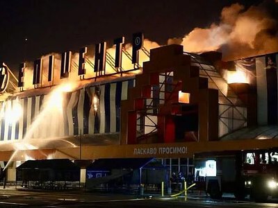 Россия ударила по «Эпицентру» в Полтаве: возник пожар, пострадала женщина