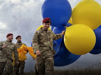 Бойцы ДШВ направили флаг Украины в сторону оккупированной Донецкой области