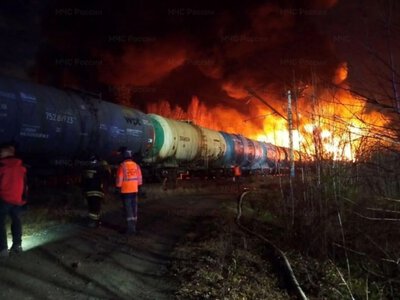 В Свердловской области России сошли с рельсов 20 грузовых вагонов, семь цистерн загорелись