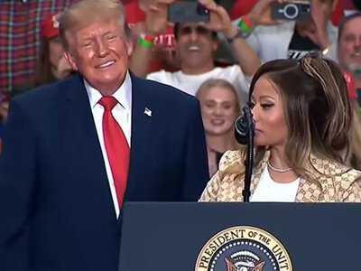 Ники Минаж в костюме от Gucci поддержала Трампа на предвыборном митинге