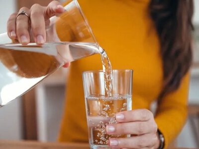 «Вода против почечных болезней»: зарегистрированный диетолог назвала лучший утренний напиток для эстетичной фильтрации организма