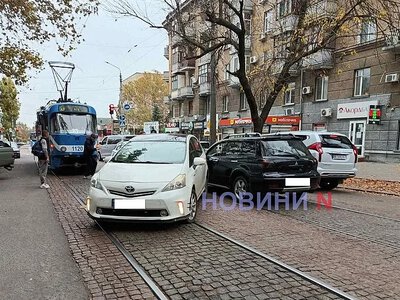 Toyota врезалась в Mitsubishi у перекрестка в центре Николаева: движение трамваев было заблокировано
