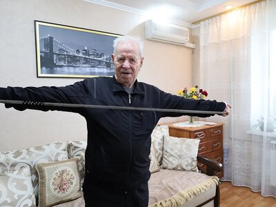 В Николаеве 100-летний юбилей отметил Николай Малаков: он до сих пор делает зарядку и гуляет по городу