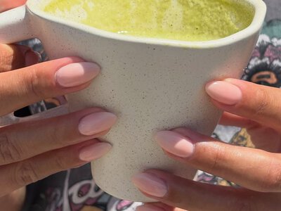 Soap nails возвращаются: почему модницы и мировые звезды выбирают маникюр с эффектом мыла