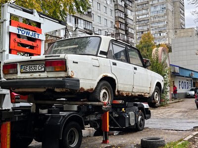 Брошенные автомобили годами стоят во дворах: в Днепре предупредили владельцев о последствиях