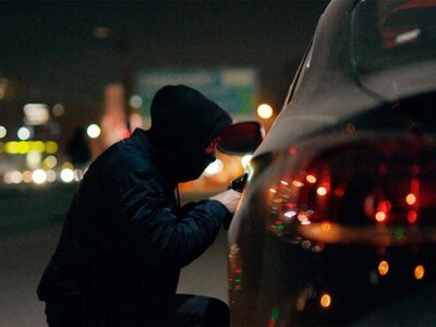 Мужчину, подозреваемого в двух кражах из автомобилей, задержали в ВКО