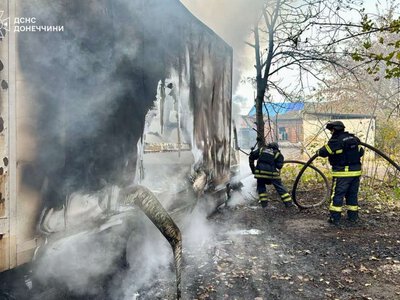 В Донецкой области спасатели попали под повторную атаку во время тушения пожаров