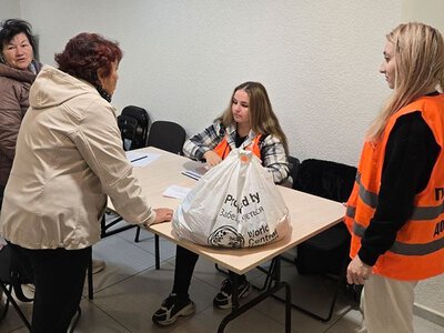 Переселенцы из Дружковской громады получили продуктовые наборы от World Central Kitchen