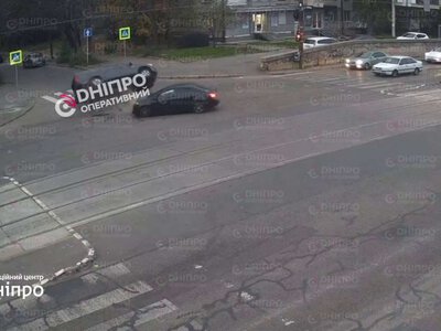 Авто перевернуло на крышу посреди перехода: видео жуткого ДТП на проспекте Богдана Хмельницкого в Днепре