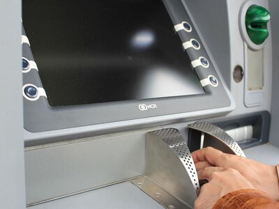 Банкомат взял деньги, но не зачислил их на карту: как вернуть свои средства