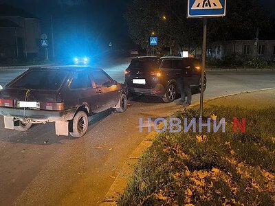 В Николаеве древняя ВАЗовская «восьмерка» врезалась в новенький Peugeot