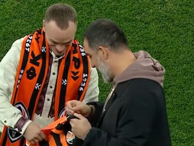 Волонтер, который эвакуирует людей на Донетчине, сделал символический удар по мячу на матче «Шахтёр» — «Динамо»